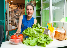 Modes māksliniece Šeila savā kafejnīcā iepazīstinās ikvienu ar veselīgu ēdienu.