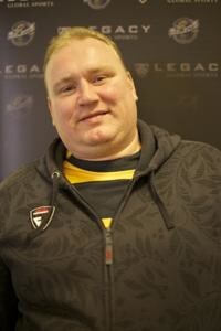 Mihails Starovoitovs pēdējā laikā palīdzēja trenēt Krievijas sieviešu hokeja izlasi.