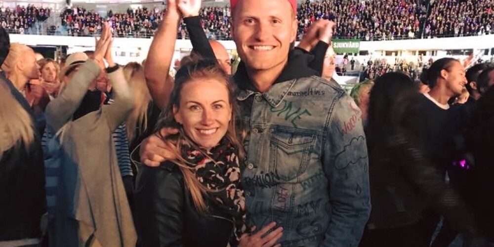 Renārs Zeltiņš ar nesen apņemto sievu stāvā sajūsmā par „Coldplay” koncertu Gēteborgā