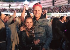 „Paldies manai Mīļotajai par vēl vienu neaizmirstamu dēku!” sajūsmā par "Coldplay" koncertu ir Renārs Zeltiņš ar Ievu, ar kuru apprecējās jūnija sākumā.