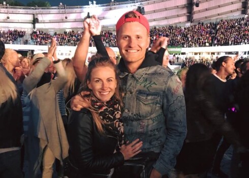Renārs Zeltiņš ar nesen apņemto sievu stāvā sajūsmā par „Coldplay” koncertu Gēteborgā