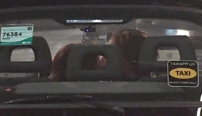 Skandalozais skūpsts taksometrā Londonā.