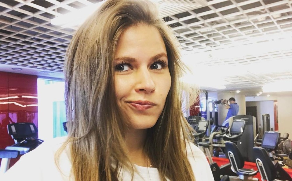 «Женская дружба»: Юлия Топольницкая в бикини позавидовала бюсту подруги