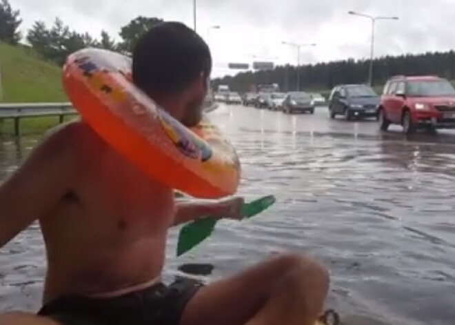 Asprāši Viļņā laivo pa šoseju, kuru applūdinājis stihiskais lietus. Jestrs VIDEO