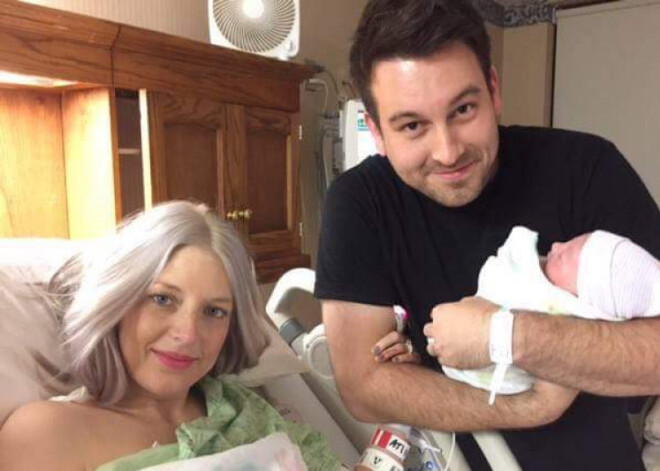 Женщина умерла всего через несколько часов после рождения долгожданной дочери