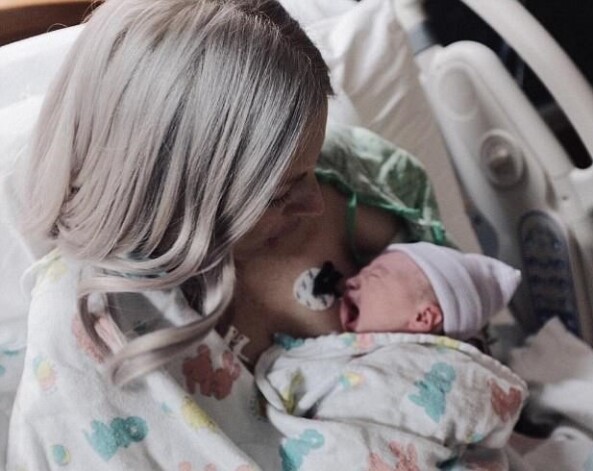 Через несколько часов после того, как Эйли родилась, Натан опубликовала эту фотографию на Instagram с надписью: «С днем рождения Эйли Кейт Джонсон. Меган была профессионалом и чувствует себя прекрасно. Ее сердце прекрасно работало все время, и Эйли появилось быстро и плавно. Я богатый человек!»