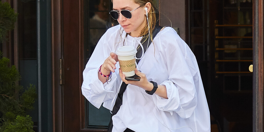 Tveicīgai dienai Ņujorkā bijusī seriāla „Pilna māja” zvaigzne Ešlija Olsena izvēlējusies apjomīgu balonveida blūzi ar garajām piedurknēm.