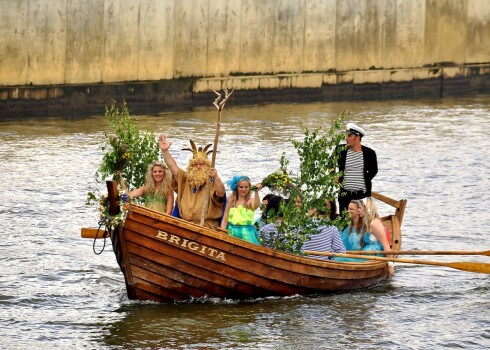 Sestdien Latvijas ostas pilsētās un zvejniekciemos notiks tradicionālie Jūras jeb Zvejnieksvētki. Jūras pavēlnieku Neptūnu varēs sastapt gan Lejaskurzemes Jūrmalciemā, gan Ziemeļvidzemes Salacgrīvā.