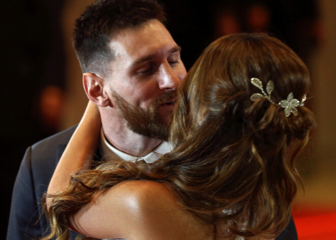 Futbola superzvaigzne Lionels Mesi apprecējis savu bērnības dienu mīlu daiļo Antonellu. FOTO