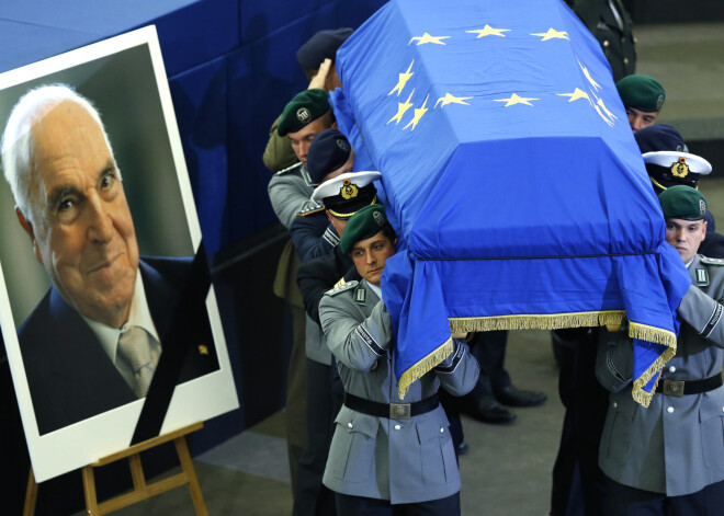 Piemiņas ceremonijās Vācijā un Francijā sestdien godināts bijušais Vācijas kanclers Helmūts Kols, kurš veidoja Vācijas atkalapvienošanu.