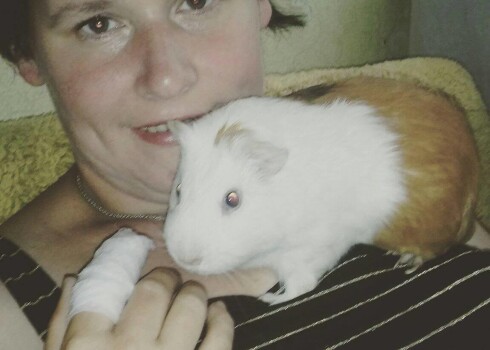 Kombuļu Inese teic, ka jūrascūciņas kodiens rādītājpirkstā neliedz uzstāties koncertos.