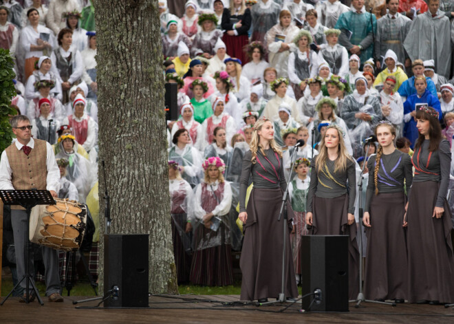 75 kori Dikļos izdzied gaidāmo Dziesmu un deju svētku kulminācijas daļu