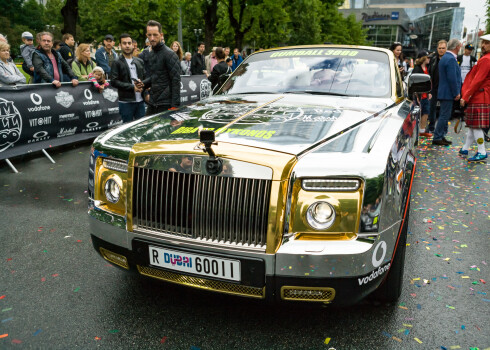 Arī šāds "braucošs eksponāts" devās Rīgas ielās - auto mirdz zeltā un sudrabā.