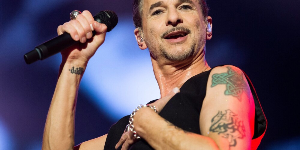 Depeche Mode ir 1980. gadā izveidojusies elektroniskās mūzikas grupa no Lielbritānijas. Oriģinālais grupas satāvs bija - Deivs Gahans (vokāls), Martins Gors (taustiņi, ģitāra, vokāls un galvenais dziesmu rakstītājs no 1981. gada), Endrjū Flečers (taustiņi) un Vinss Klarks (taustiņi un galvenais dziesmu rakstītājs līdz 1981. gadam). Vinss Klarks pameta grupu pēc viņu debijas albuma izdošanas un viņa vietā tika pieņemts Alans Vailders. Alans grupa bija no 1981. gada līdz 1995. gadam. Pēc viņa aiziešanas grupa turpināja darboties kā trio. Depeche Mode pieder 45 dziesmas, kas ir iekļuvušas Uk Singles Chart (viņiem ir visvairāk dziesmu topā ka jebkurai citai grupa vai dziedātājam). Depeche Mode ir pārdevis vairāk kā 75 miljonus albuma kopiju.