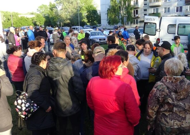 FOTO: Ļaužu masas iesaistās Liepājā pazudušā zēna meklēšanā