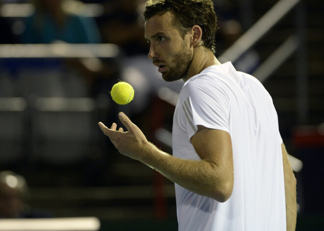 Ernests Gulbis spēlē ļoti pārliecinoši un Vimbldonā izcīna savu pēdējā laika lielāko uzvaru