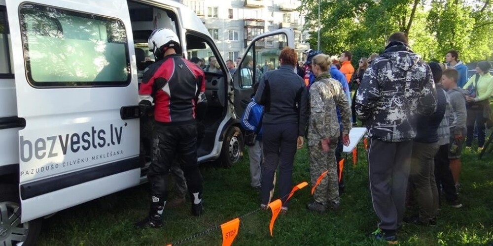 Brīvprātīgo grupa izplata steidzamu paziņojumu mazā Ivana meklētājiem
