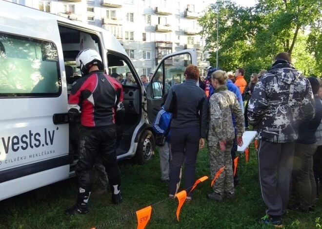 Brīvprātīgo grupa izplata steidzamu paziņojumu mazā Ivana meklētājiem