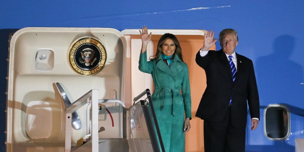 ASV prezidents ar Melāniju un Ivanku Trampām sagaidīti Polijā