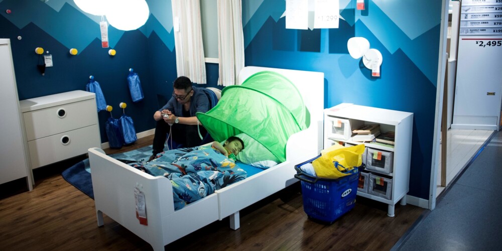 Dienas FOTO: ķīnieši IKEA veikala gultās un dīvānos slēpjas no karstuma