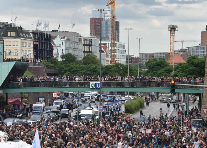Protestētāji Hamburgas ielās.