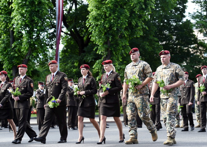 Militārās policijas darbinieki dodas nolikt ziedus 20. gadadienas svinīgajā atzīmēšanas pasākumā pie Brīvības pieminekļa.