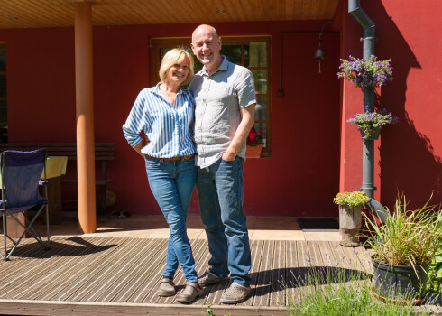 Endrjū un Inta pie savām mājām.