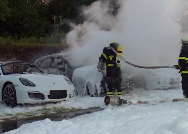 G20 priekšvakarā ļaunprātīgā dedzināšanā Hamburgā iznīcinātas 12 "Porsche" automašīnas