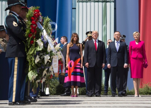 Atšķirībā no Polijas prezidenta Andžeja Dudas sievas Agatas Kornhauseres-Dudas, Melānija Trampa Krasinska laukumā ieradās košā, daudzkrāsainā kleitā.