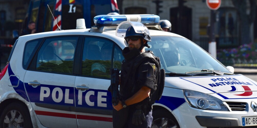 Francijas parlaments pagarina ārkārtas stāvokli