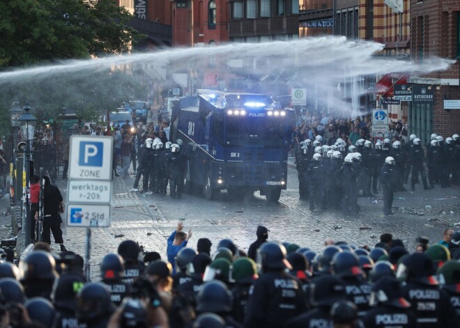 Hamburgā ceturtdien "lielā divdesmitnieka" (G20) samita priekšvakarā izcēlušies vardarbīgi protesti, kuros ievainoti vismaz 76 policisti.