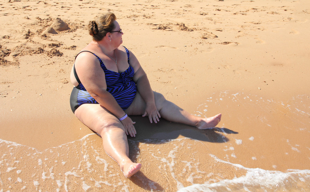 Грязные толстухи. Жирные женщины на пляже.