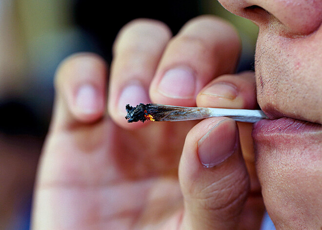 Vai Latvijā legalizēs marihuānu? Zālītes pīpmanis Edgars uzskata: tas ir laika jautājums