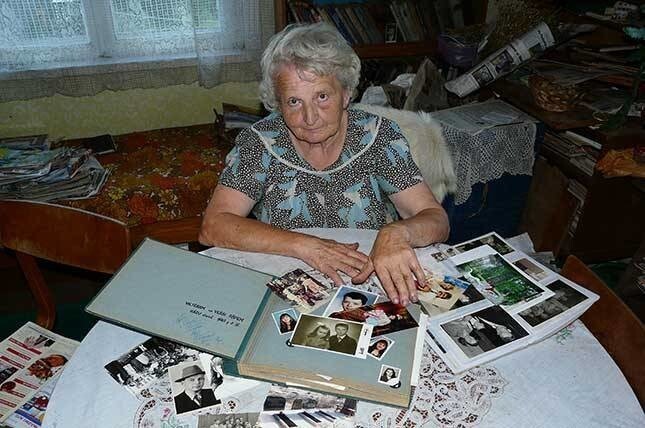 Šlesera tēva māsa Veronika vasarās uzraudzīja mazo jauko puisēnu Aināru, taču par seno ģimenes traģēdiju viņas vaigs satumst.