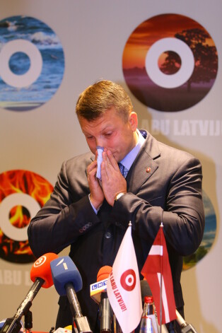 PLL preses konference 2010.gadā, kurā pirmo reizi vēlētāji redzēja Šleseru raudam. Tā arī bija pēdējā reize.