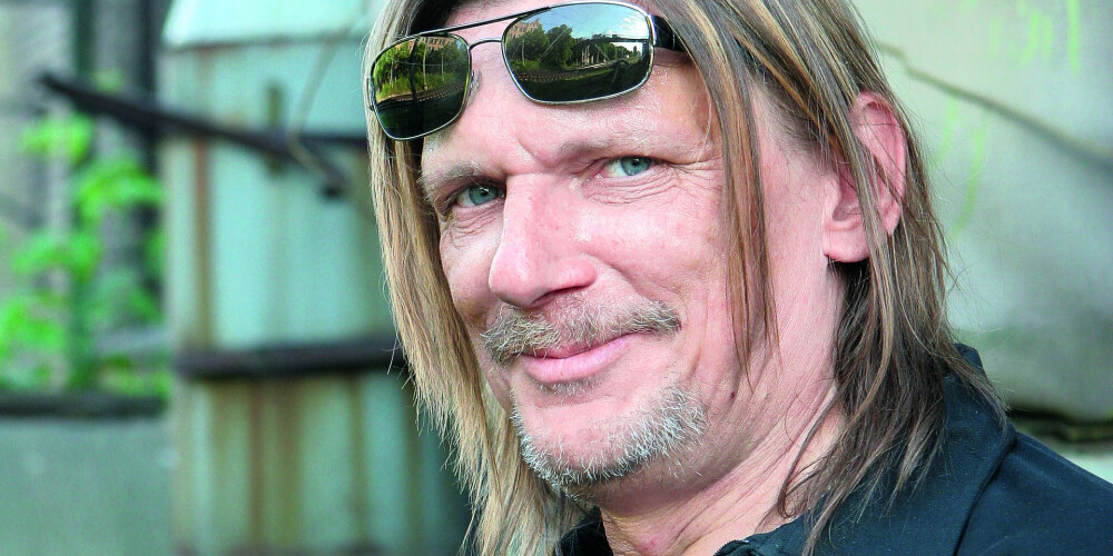 Jānis Grodums (dzimis 1958. gada 10. jūnijā, miris 2010. gada 15. jūnijā) bija latviešu mūziķis, Liepājas rokgrupas "Līvi" vokālists un basģitārists. Grupai "Līvi" Jānis Grodums pievienojās 1976. gadā. 1980. gados Jānis Grodums bija atsevišķu "Līvu" dziesmu galvenais vokālists (dziesmas "Dzimtā valoda", "Ozolam" u.c.).