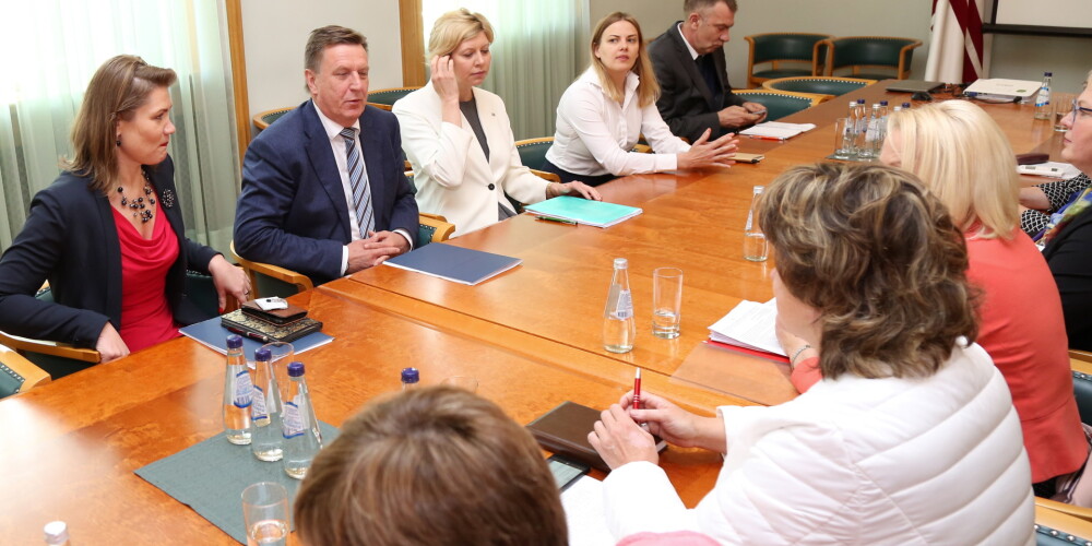 Veselības ministres biroja vadītājs Andrejs Panteļējevs, ministres padomniece komunikācijas jautājumos, Bērnu slimnīcas fonda valdes locekle Inese Dābola, veselības ministre Anda Čakša un Ministru prezidents Māris Kučinskis tikšanās laikā ar Latvijas Ģimenes ārstu asociācijas un Latvijas Lauku ģimenes ārstu asociācijas pārstāvjiem, kurā pārrunā situāciju veselības aprūpes sistēmā.