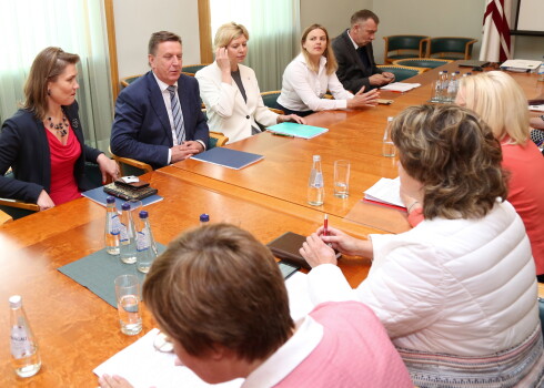 Veselības ministres biroja vadītājs Andrejs Panteļējevs, ministres padomniece komunikācijas jautājumos, Bērnu slimnīcas fonda valdes locekle Inese Dābola, veselības ministre Anda Čakša un Ministru prezidents Māris Kučinskis tikšanās laikā ar Latvijas Ģimenes ārstu asociācijas un Latvijas Lauku ģimenes ārstu asociācijas pārstāvjiem, kurā pārrunā situāciju veselības aprūpes sistēmā.