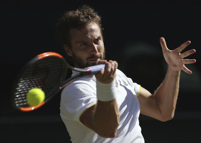 Gulbis braši cīnās, tomēr zaudē varenajam Džokovičam