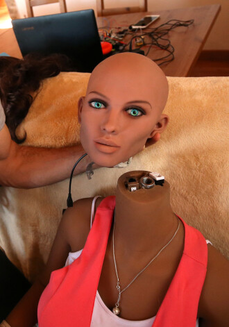 Seksa lelle Samanta spēlē līdzi scenārijam.