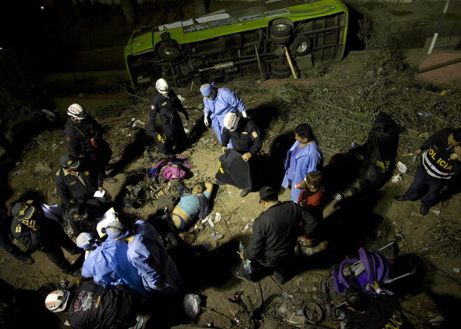 Peru galvaspilsētā Limā tūristu autobusa avārijā gājuši bojā deviņi un ievainoti 25 cilvēki.