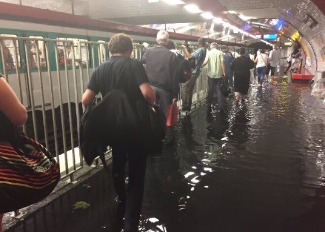 Parīzi skāris gadsimta lietus: slēgtas metro stacijas, appludinātas ielas