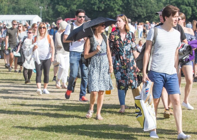 Hundreds of Tennis fans queue in the scorching heat on manic monday for tickets on round 4 of the WImbledon tennis championships