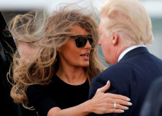 Vējš rotaļājas Melānijas Trampas matos. 