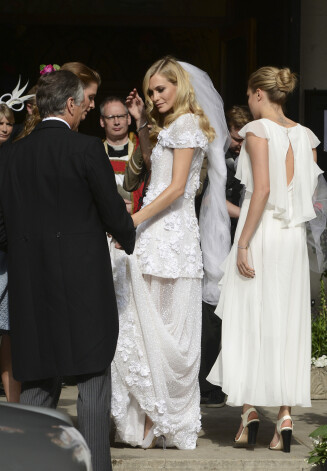 Modeles Popija Delavinja un Kara Delavinja 2014. gadā Popijas kāzu dienā.