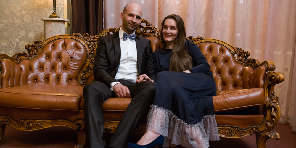 Aktieris Mārtiņš Brūveris pagājušās nedēļas nogalē apprecējies ar savu mīļoto sievieti Montu Kononovu.