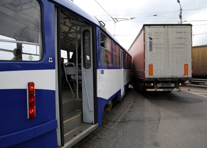 Tramvaja un kravas automašīnas sadursme uz Akmens tilta.
