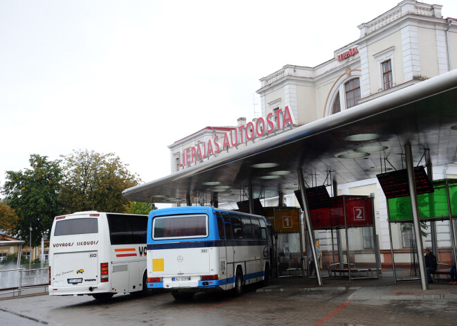 Liepājas pārvadātājs skaidro, kā šoferis varēja nepamanīt autobusā iekāpušo puisēnu