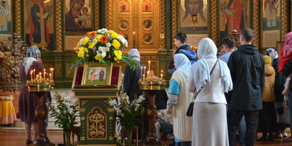Karostas katedrālē cilvēki klusi piemin mirušo puisēnu Ivanu