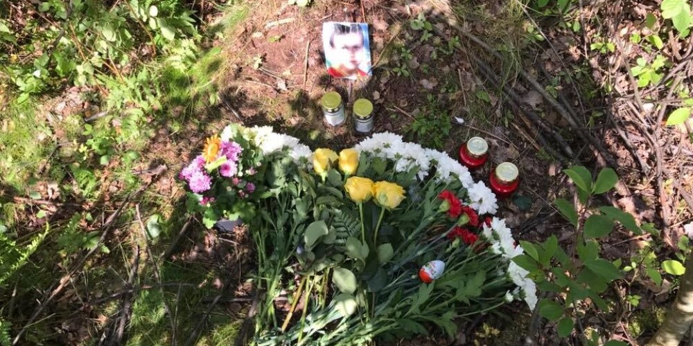 Svecītes un viena "kinderola" - arī vietā, kur atrada mirušo Ivanu, gulst ziedi